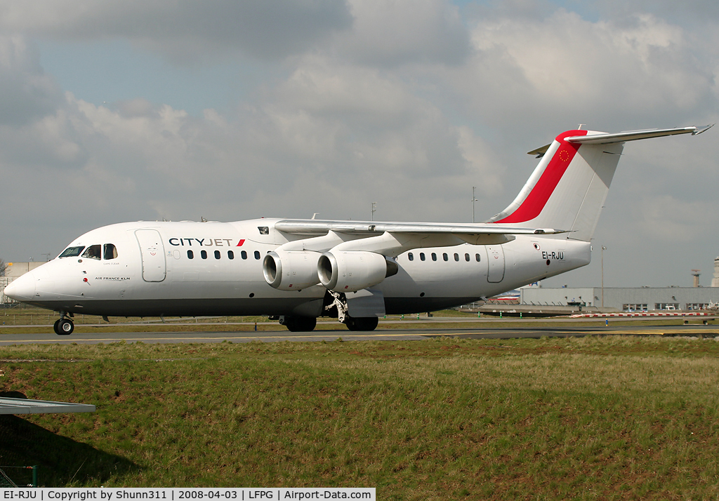 EI-RJU, 2000 British Aerospace Avro 146-RJ85A C/N E2367, Passing on parallels runways...