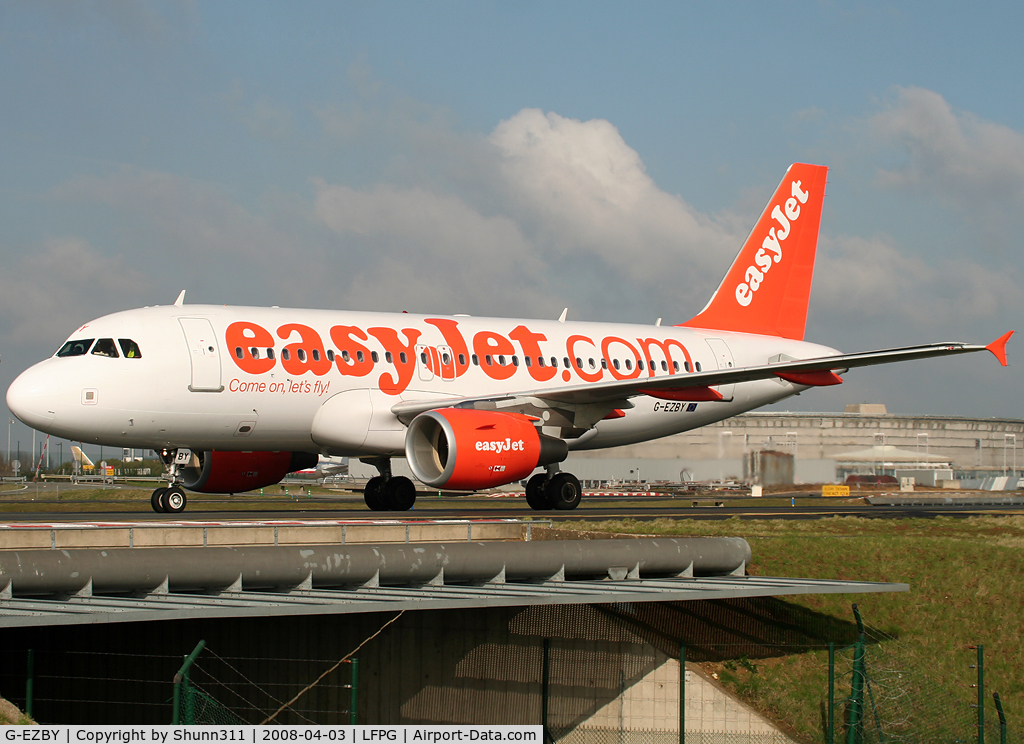 G-EZBY, 2007 Airbus A319-111 C/N 3176, Taxiing on parallels runways