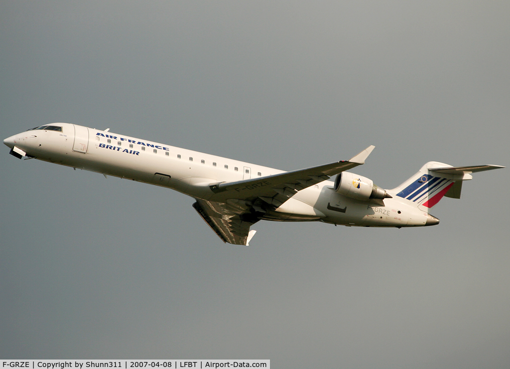 F-GRZE, 2001 Canadair CRJ-702 (CL-600-2C10) Regional Jet C/N 10032, Take off rwy 20 for ORY daily flight...