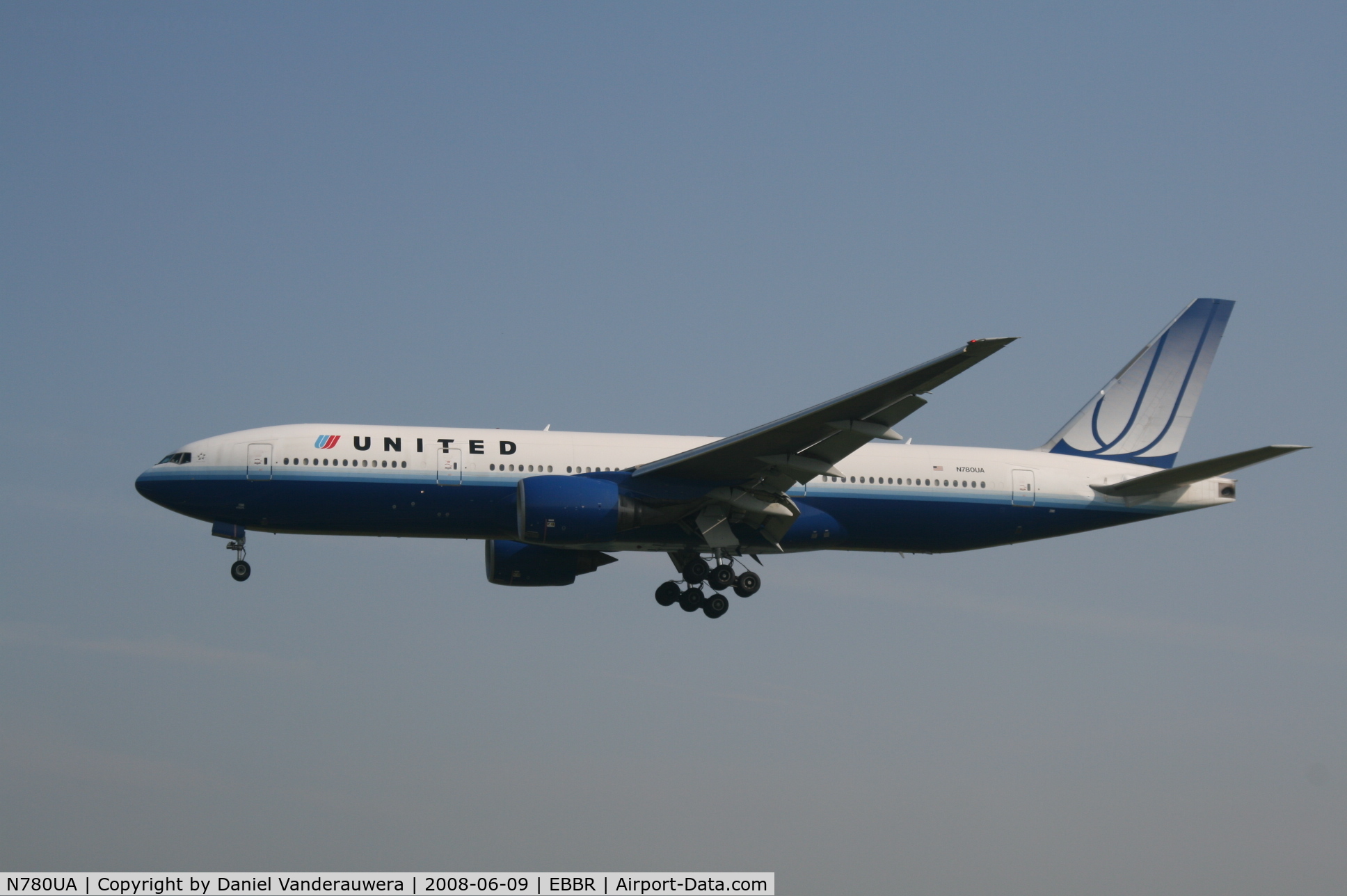 N780UA, 1996 Boeing 777-222 C/N 26944, flight UA950 is descending to rwy 25L