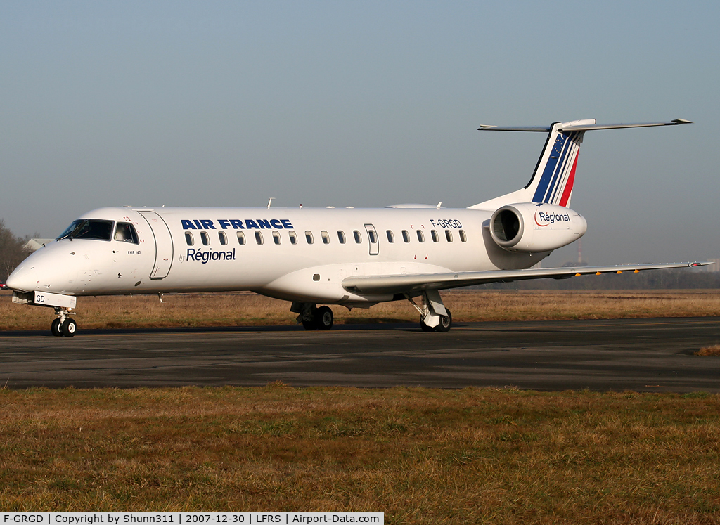 F-GRGD, 1998 Embraer EMB-145EU (ERJ-145EU) C/N 145043, Taxiing for departure...