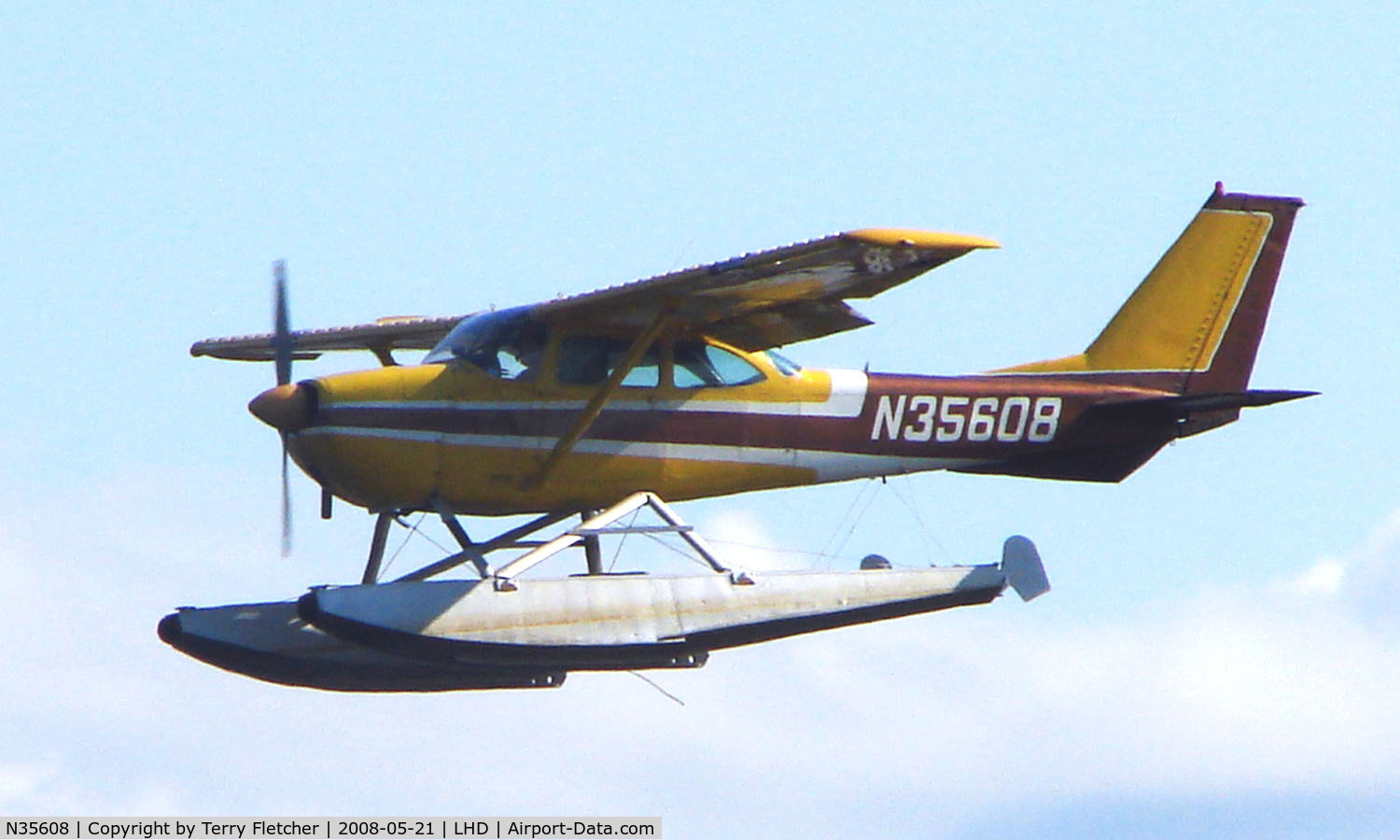 N35608, 1968 Cessna 172I C/N 17256860, Cessna 172 about to land at Lake Hood