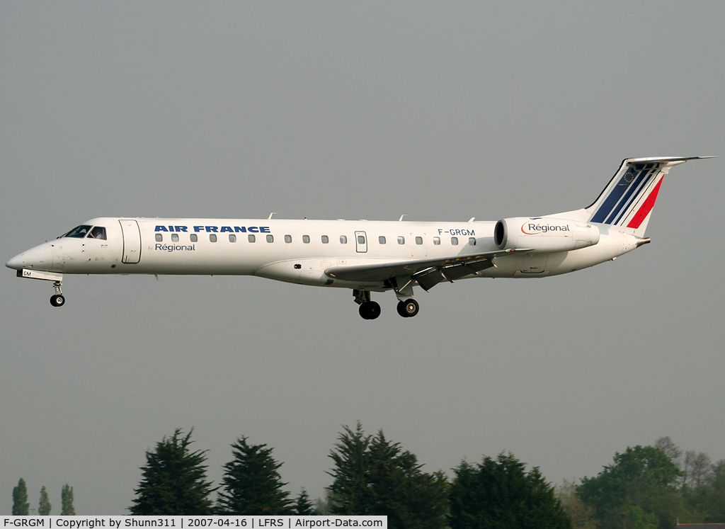 F-GRGM, 2001 Embraer EMB-145EU (ERJ-145EU) C/N 145418, On landing...