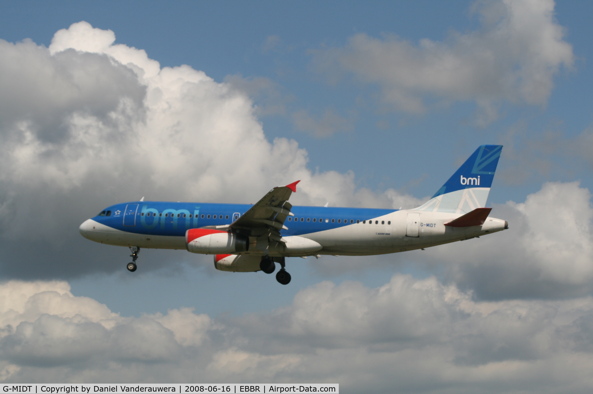G-MIDT, 2001 Airbus A320-232 C/N 1418, flight BD145 is descending to rwy 25L