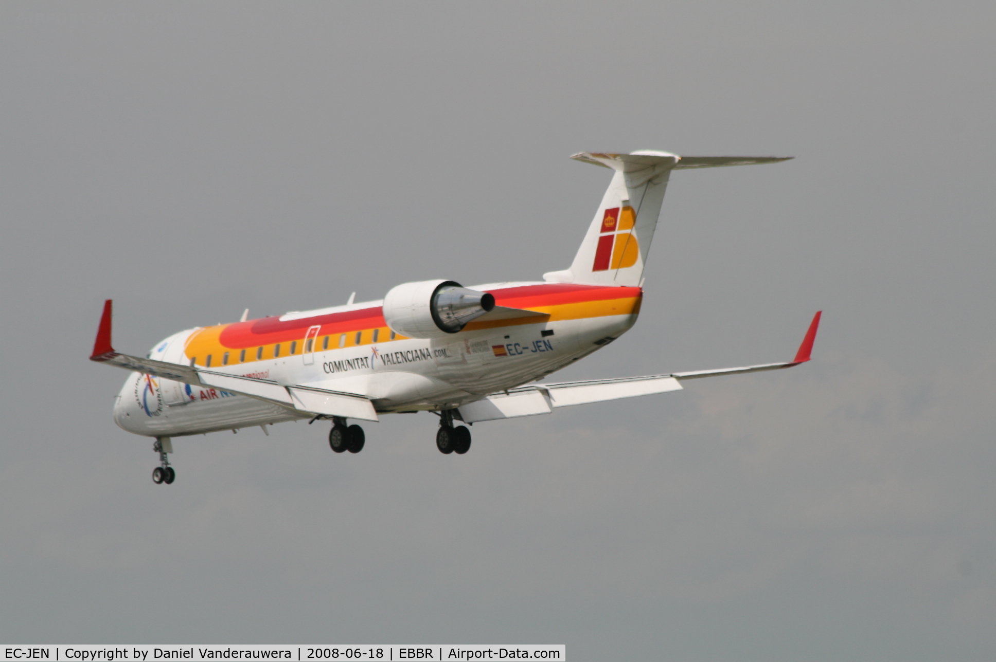 EC-JEN, 2004 Bombardier CRJ-200ER (CL-600-2B19) C/N 7958, several seconds before landing on rwy 25L