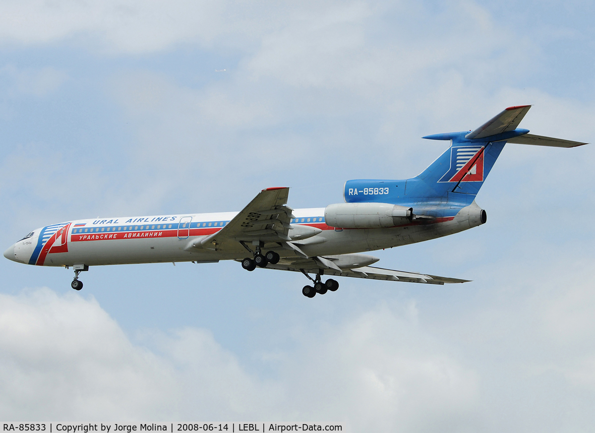 RA-85833, 1996 Tupolev Tu-154M C/N 96A1020, Clear to land RWY 25R.