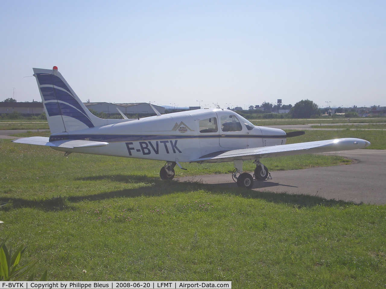F-BVTK, Piper PA-28-140 Cherokee C/N 28-7425255, Parked in the sun close to the 