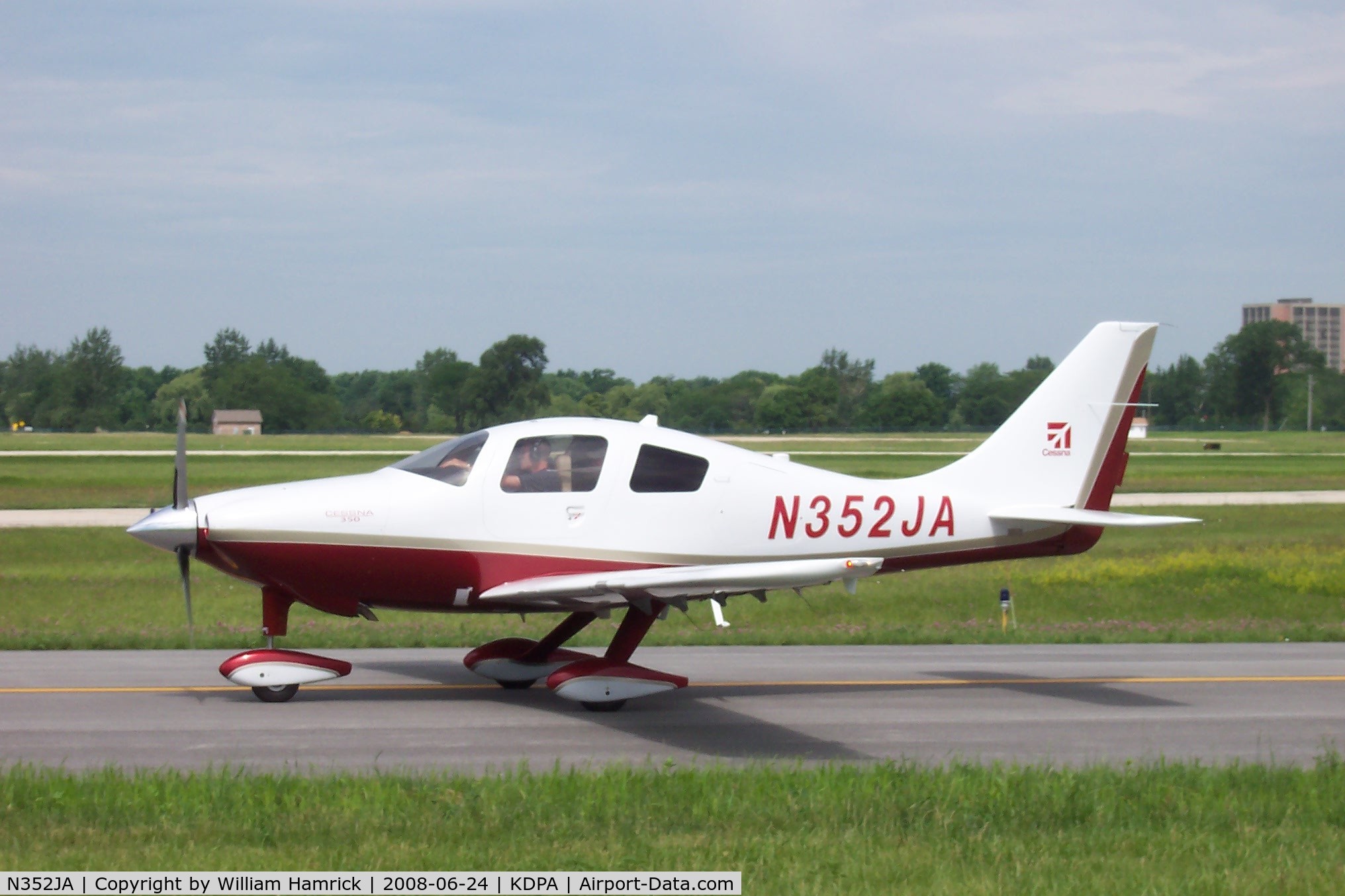 N352JA, 2008 Cessna LC42-550FG C/N 421005, Taxing at DuPage
