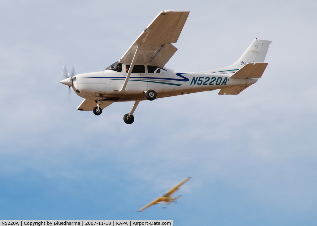 N5220A, 2002 Cessna 182T Skylane C/N 18281149, On final approach to 17L.