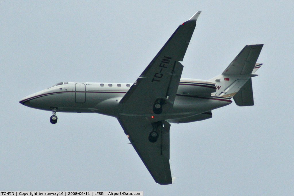 TC-FIN, 2005 Raytheon Hawker 800XP C/N 258742, landing on rwy 34