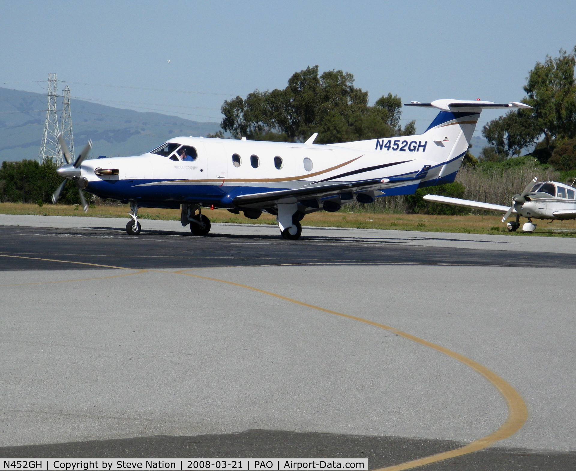 N452GH, 2005 Pilatus PC-12/45 C/N 628, 2005 Pilatus Aircraft Ltd PC-12/45 turbo-prop turning @ Palo Alto, CA