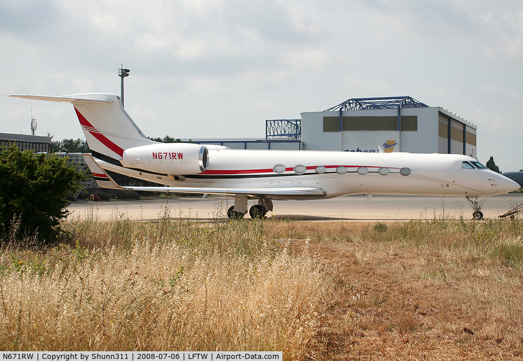 N671RW, 2006 Gulfstream Aerospace GV-SP (G550) C/N 5131, Parked at the general aviation area