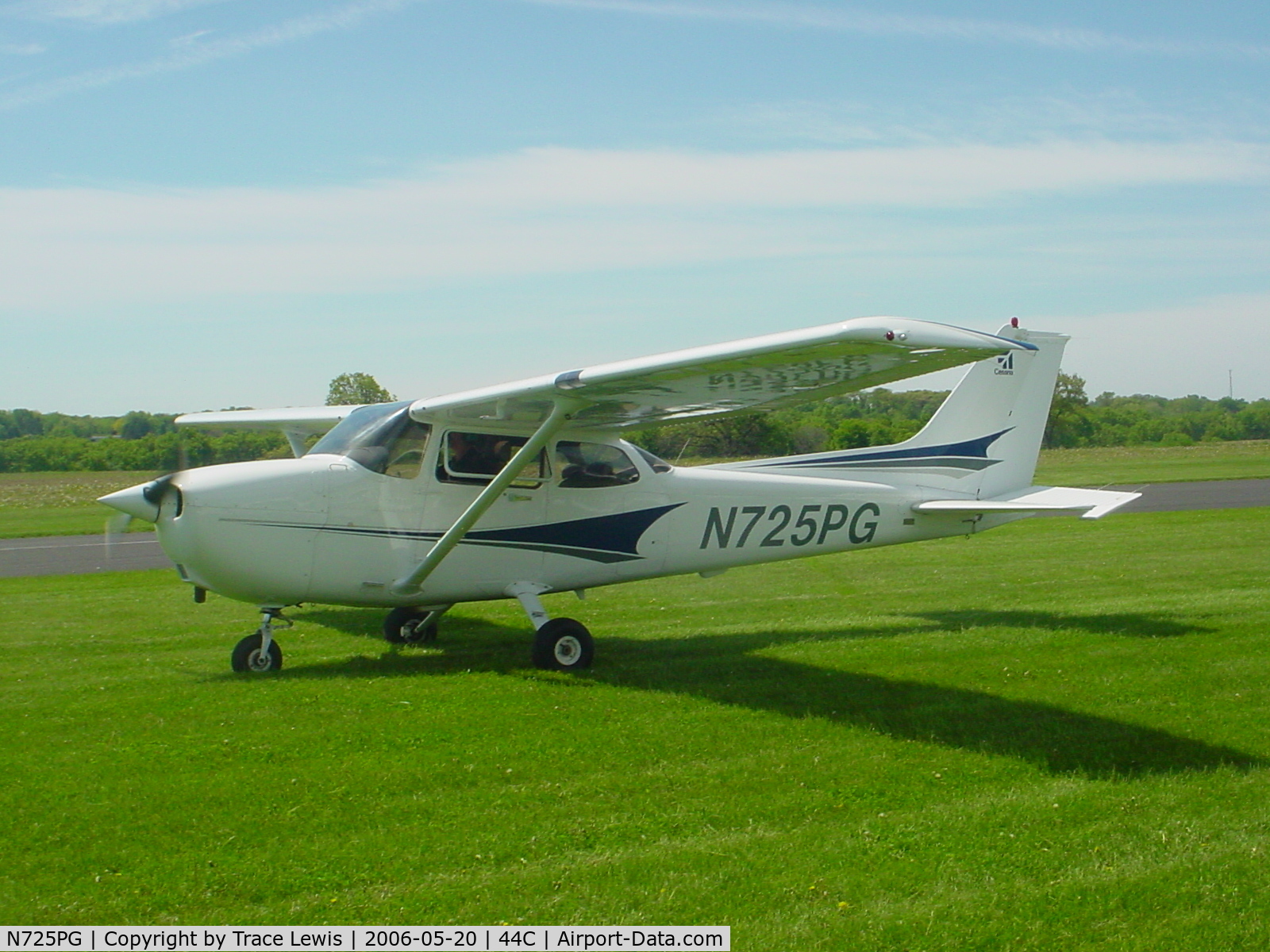 N725PG, 1998 Cessna 172S C/N 172S8009, At beloit