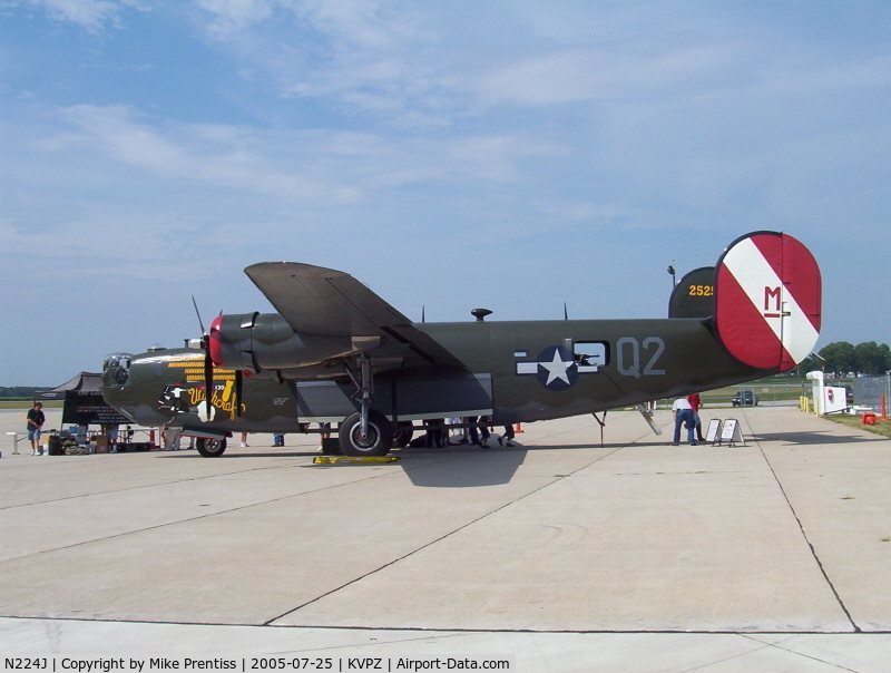 N224J, 1944 Consolidated B-24J-85-CF Liberator C/N 1347 (44-44052), Witchcraft being admired by spectators