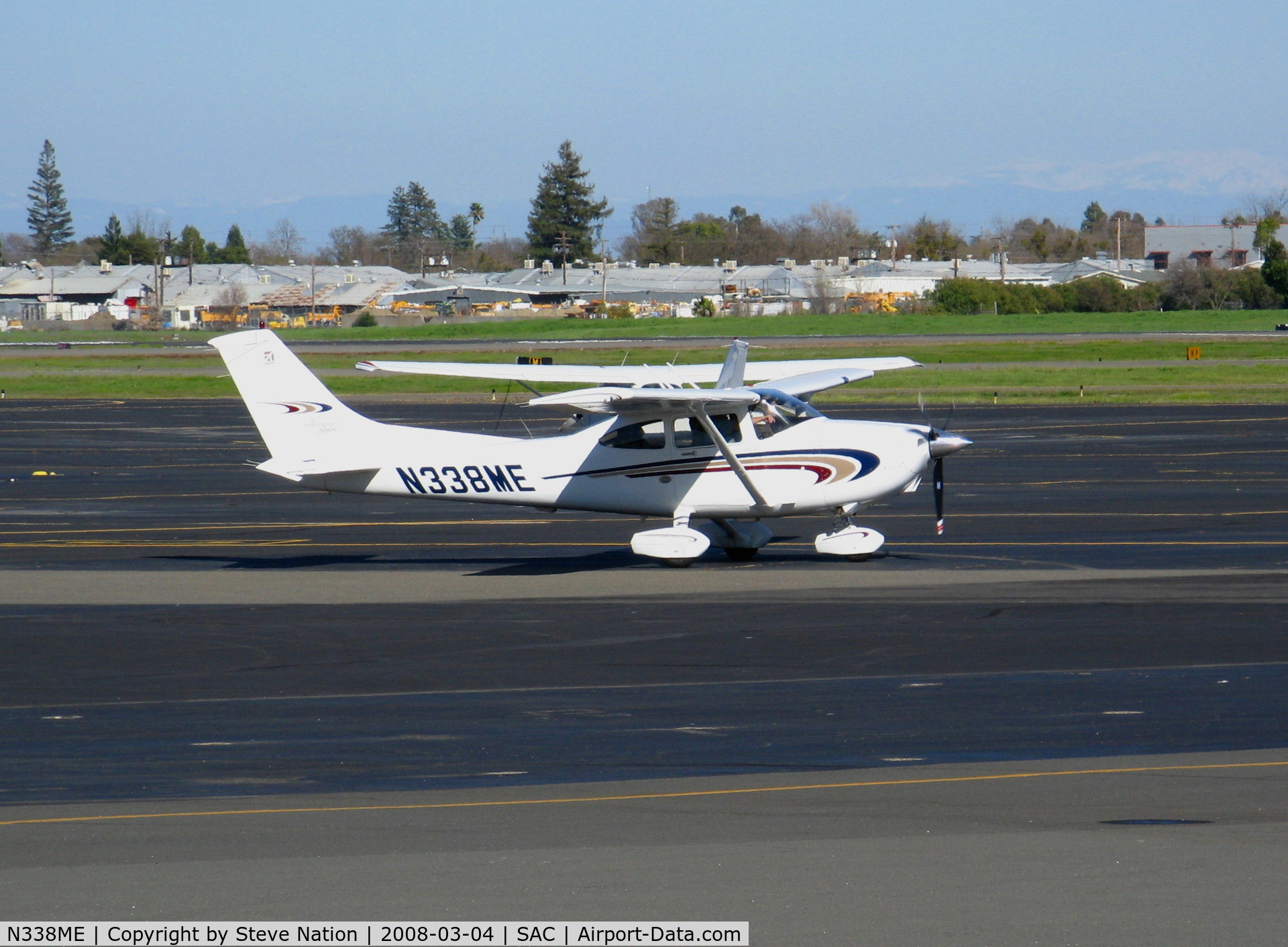 N338ME, 2000 Cessna 182S Skylane C/N 18280730, 2000 Cessna 182S taxying @ Sacramento Executive Airport, CA