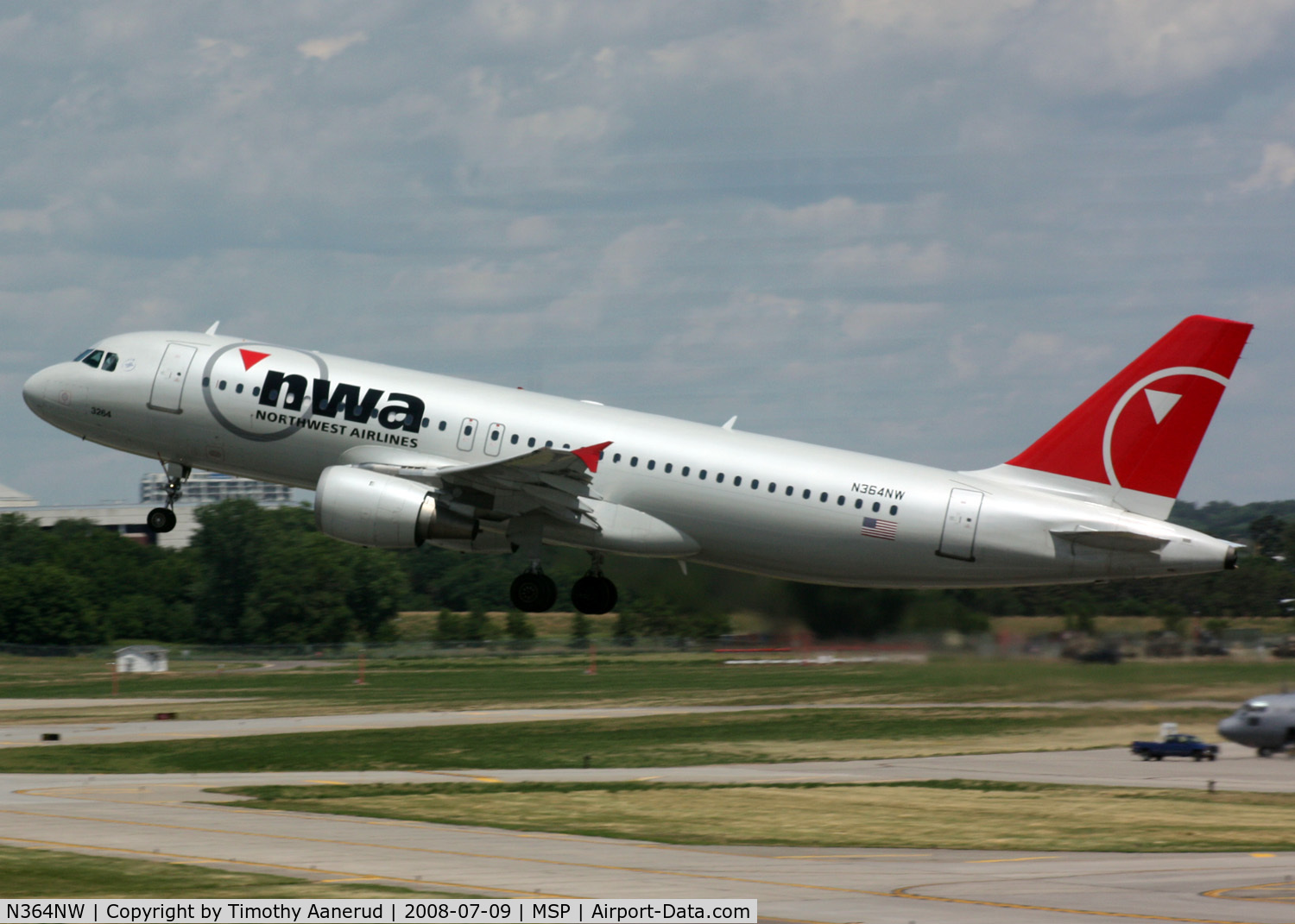 N364NW, 1999 Airbus A320-212 C/N 0962, Departing runway 30R