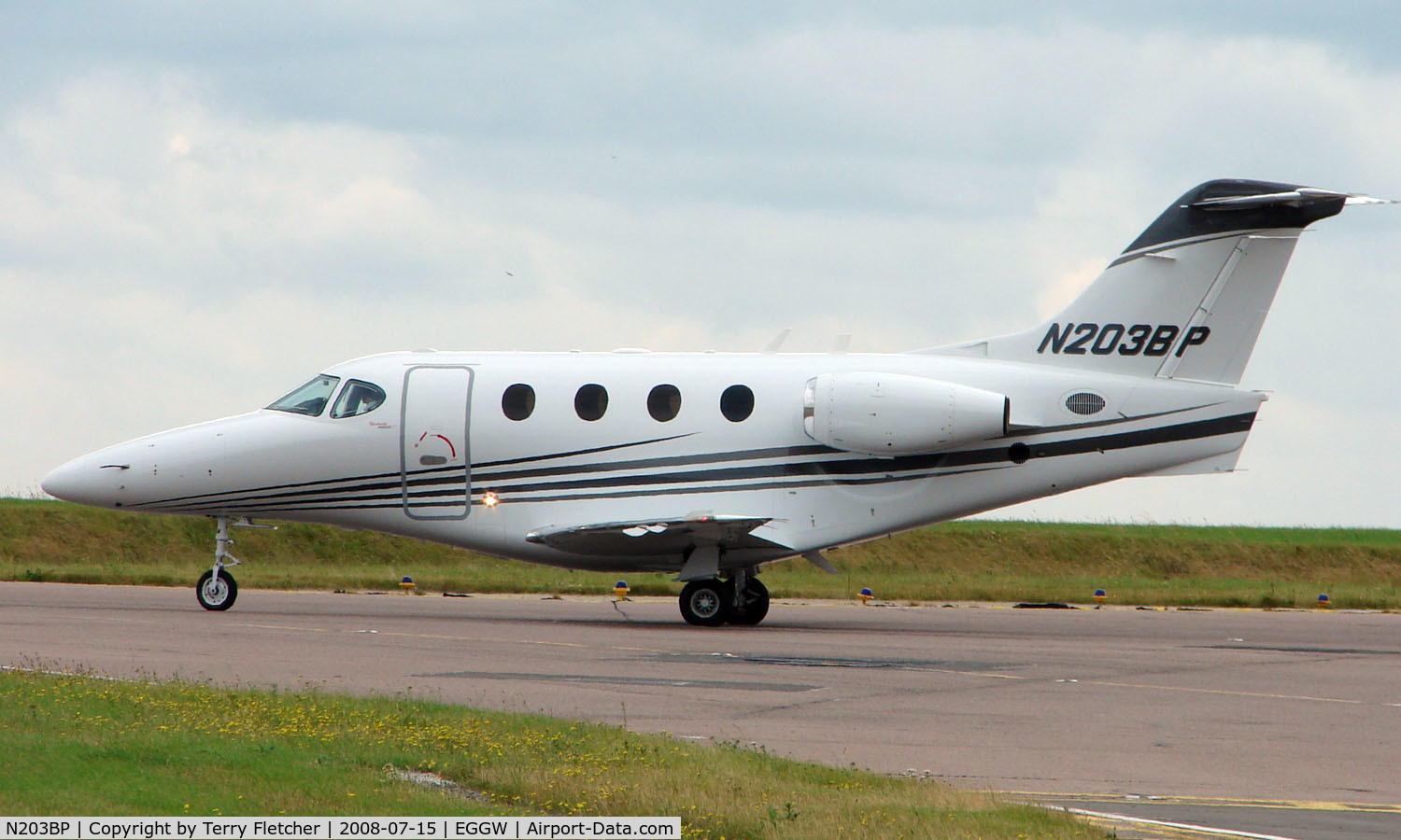 N203BP, 2007 Hawker Beechcraft Corp 390 C/N RB-203, Raytheon Premier arrives at Luton