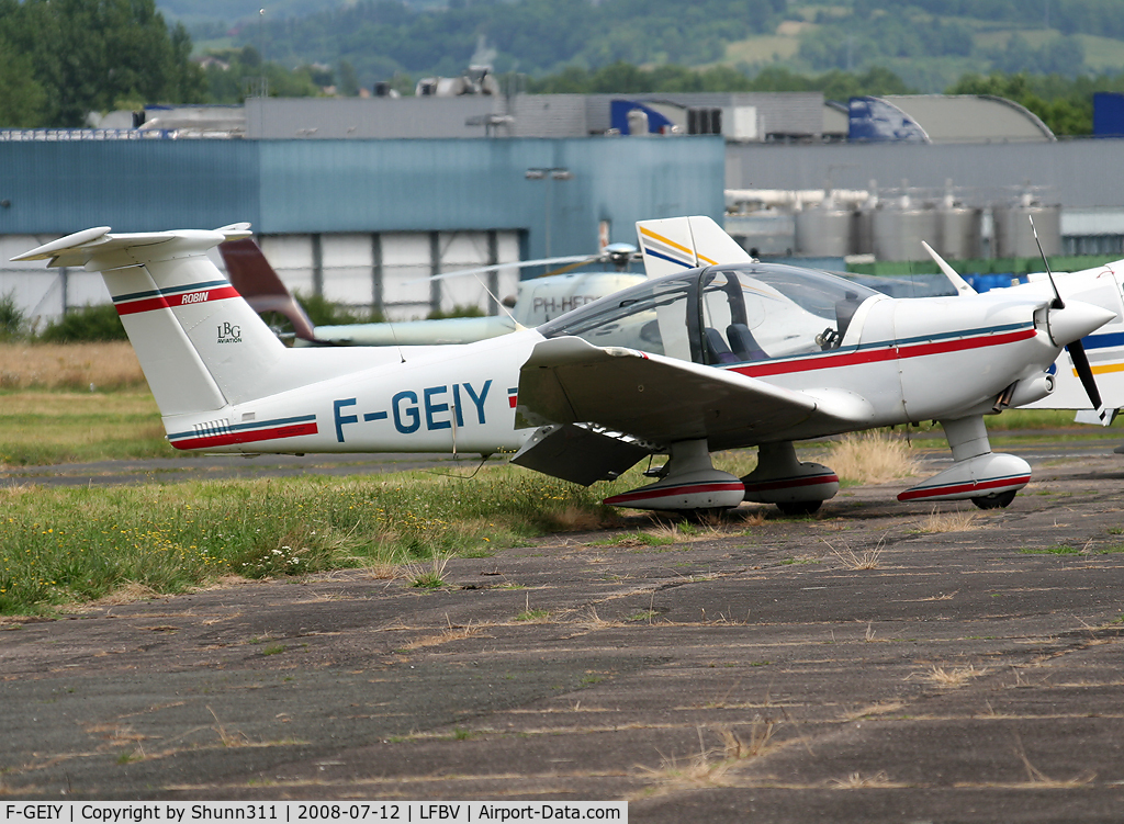 F-GEIY, Robin R-3000-120 C/N 113, Parked here...
