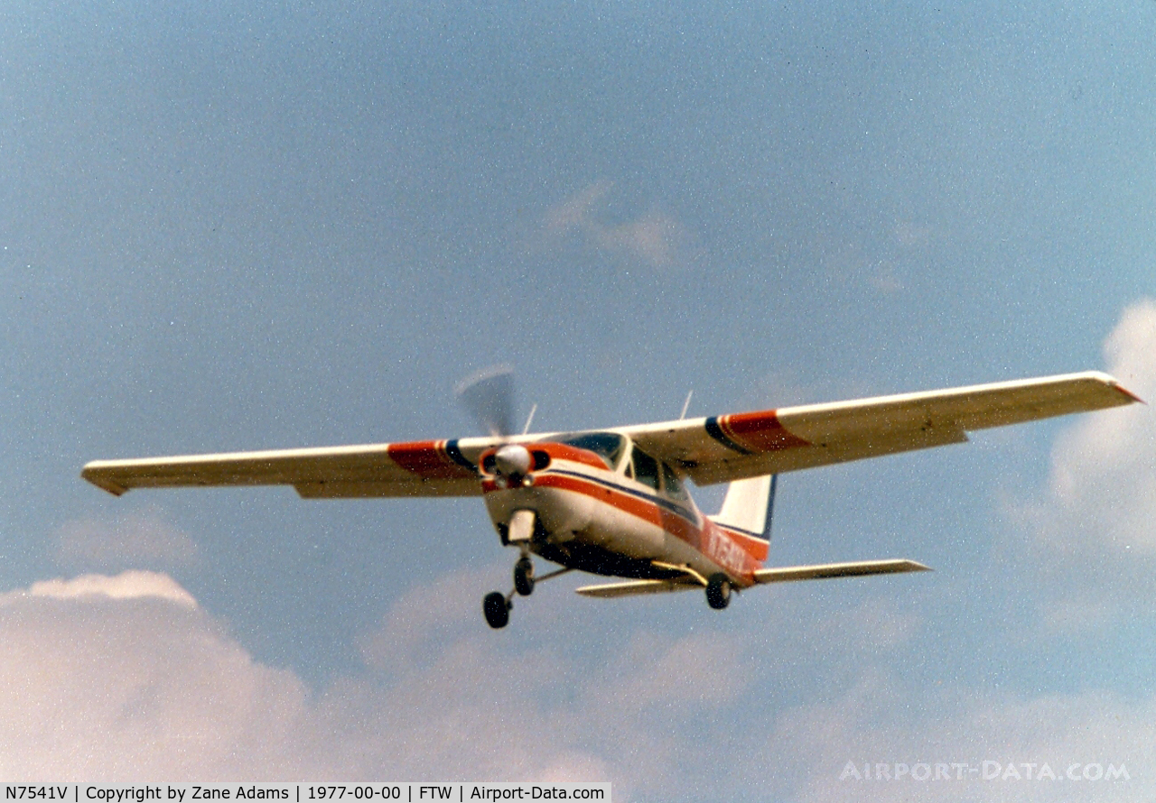 N7541V, 1976 Cessna 177RG Cardinal C/N 177RG0838, Landing Meacham Field