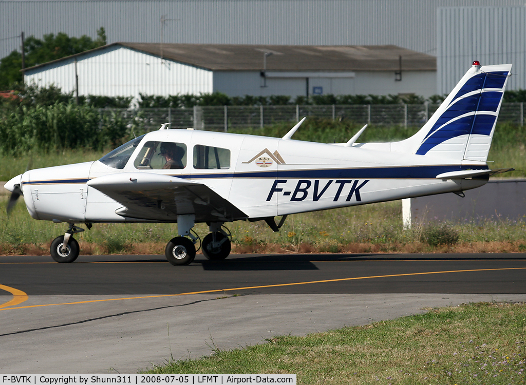 F-BVTK, Piper PA-28-140 Cherokee C/N 28-7425255, Arriving from a light and going to the Airclub...