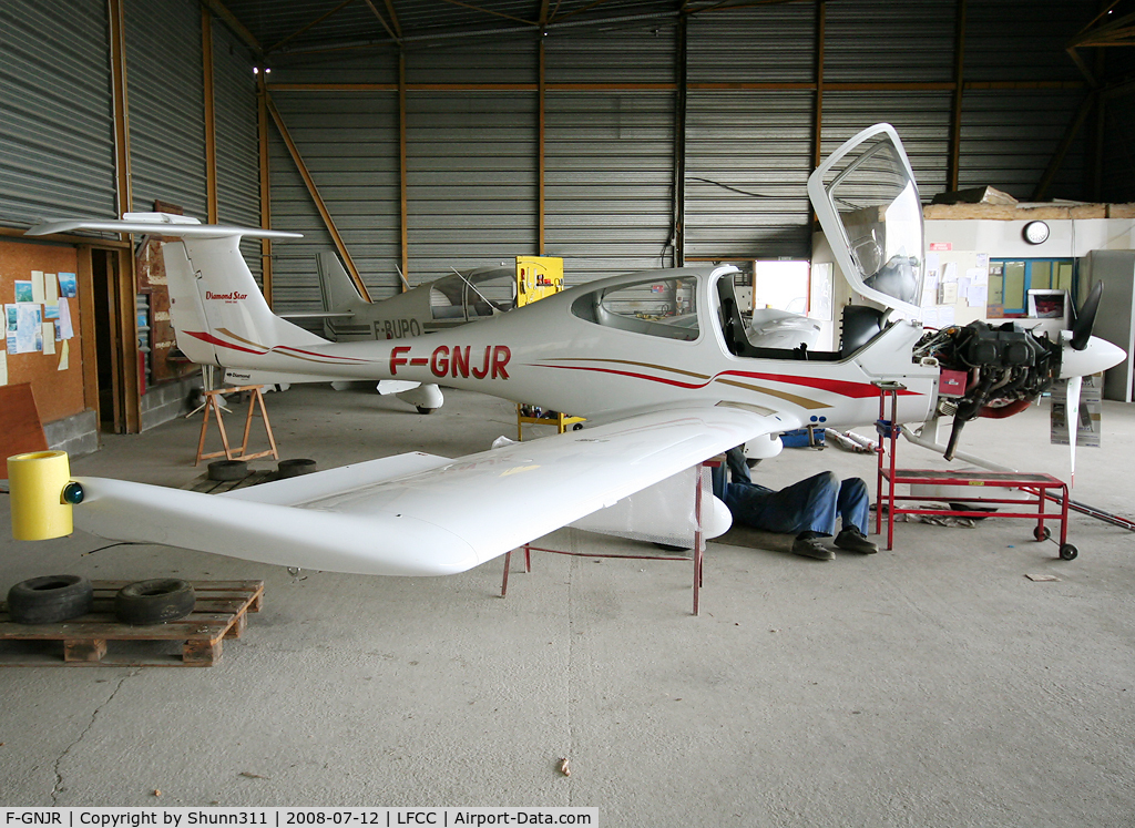 F-GNJR, Diamond DA-40 Diamond Star C/N 40.064, On maintenance inside Airclub's hangard...