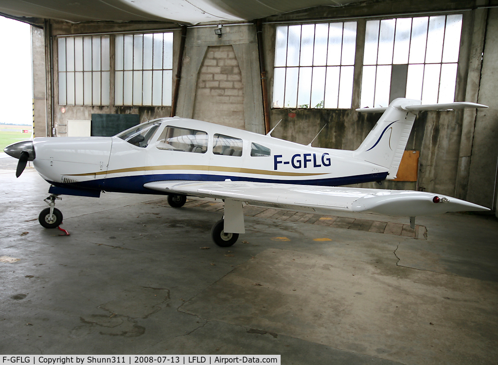 F-GFLG, 1979 Piper PA-28RT-201 Arrow IV C/N 28R-7918263, Parked inside Airclub's hangar