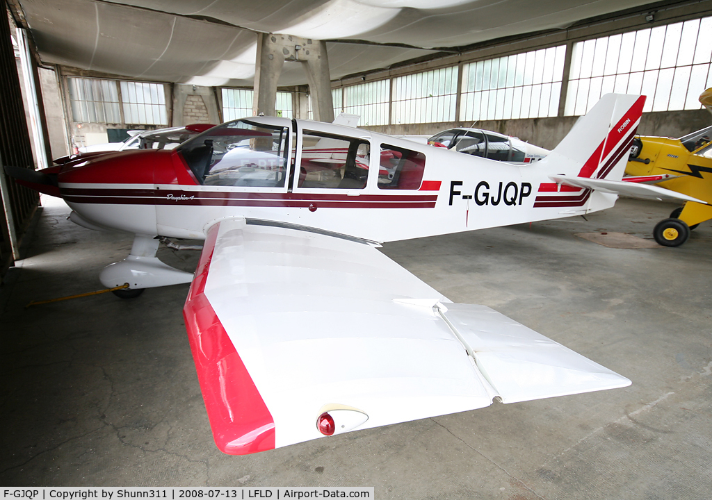 F-GJQP, Robin DR-400-140B Major C/N 1979, Inside Airclub's hangar...