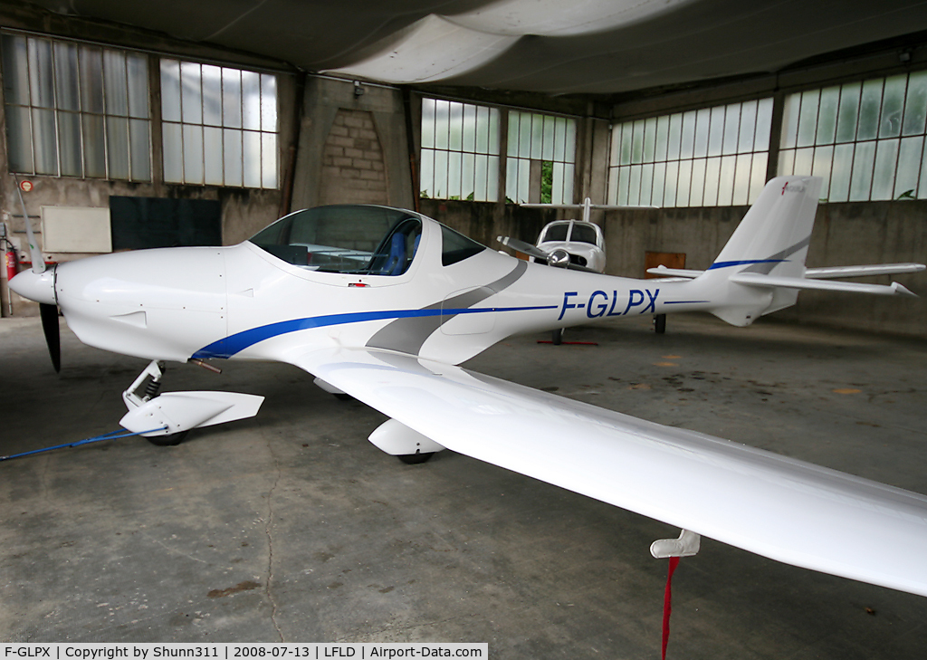 F-GLPX, Aquila A210 (AT01) C/N AT01-168, Inside Airclub's hangar...