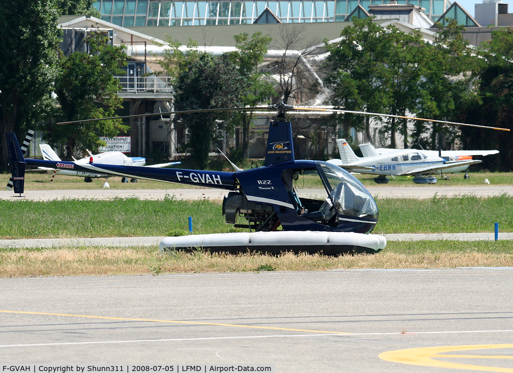 F-GVAH, Robinson R 22 MARINER C/N 3191M, Parked here...