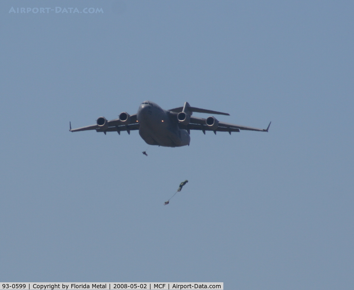 93-0599, 1993 McDonnell Douglas C-17A Globemaster III C/N P-15, C-17 dropping parachutes