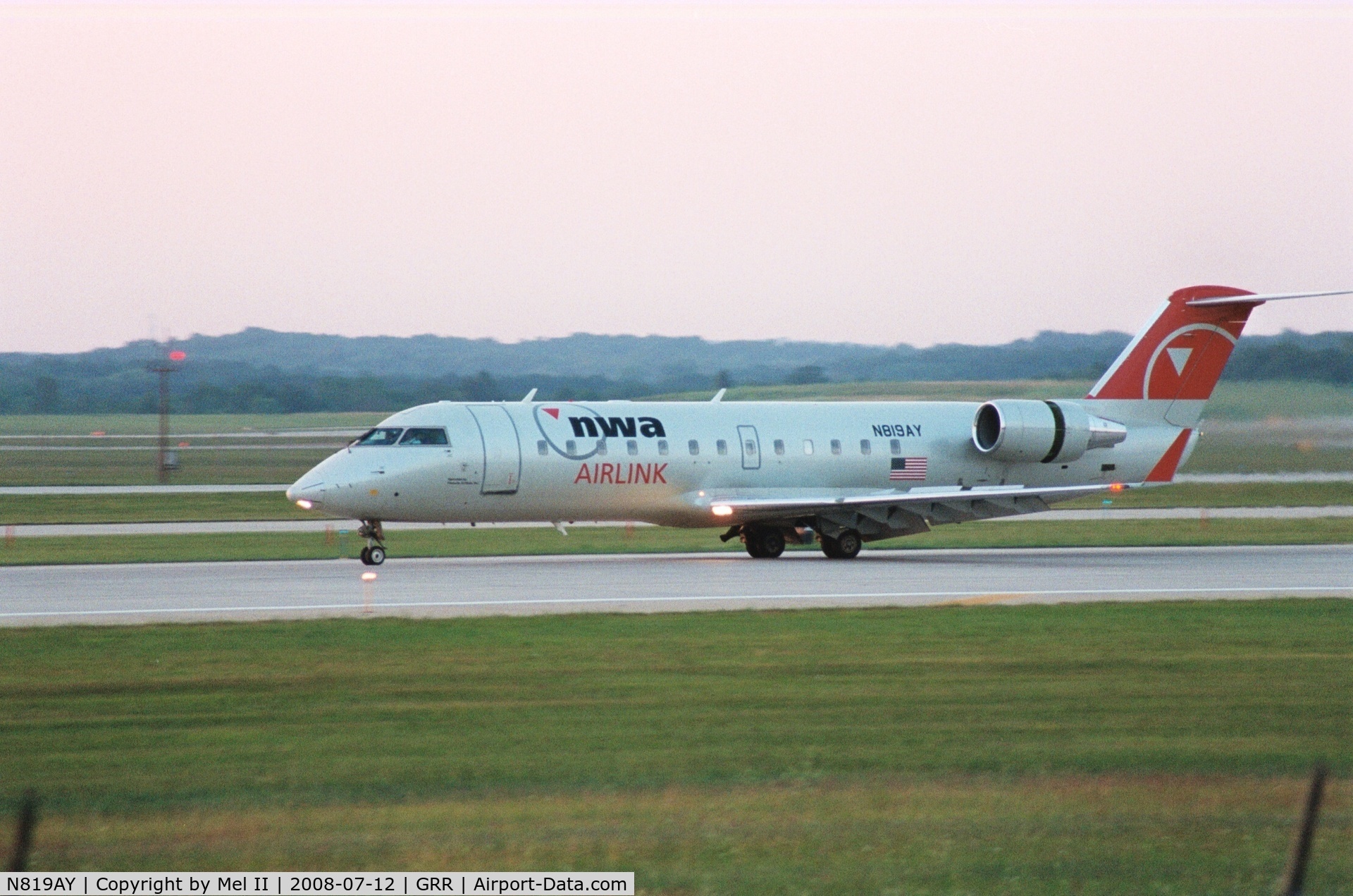 N819AY, 2005 Bombardier CRJ-200LR (CL-600-2B19) C/N 8019, Landing RWY 26L