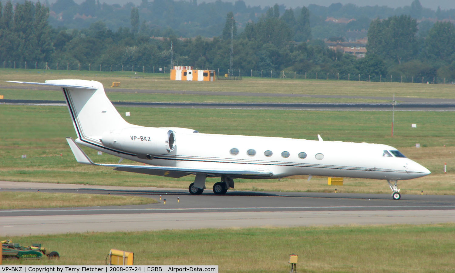 VP-BKZ, 2000 Gulfstream Aerospace G-V C/N 602, Gulfstream V taxies out from its Birmingham (UK) base