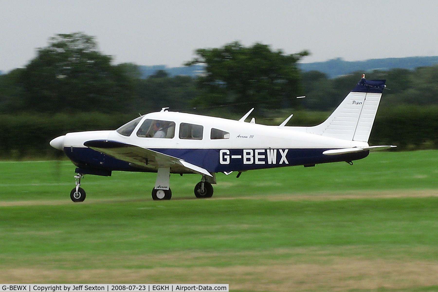 G-BEWX, 1977 Piper PA-28R-201 Cherokee Arrow III C/N 28R-7737070, Landing at Lashenden/Headcorn
