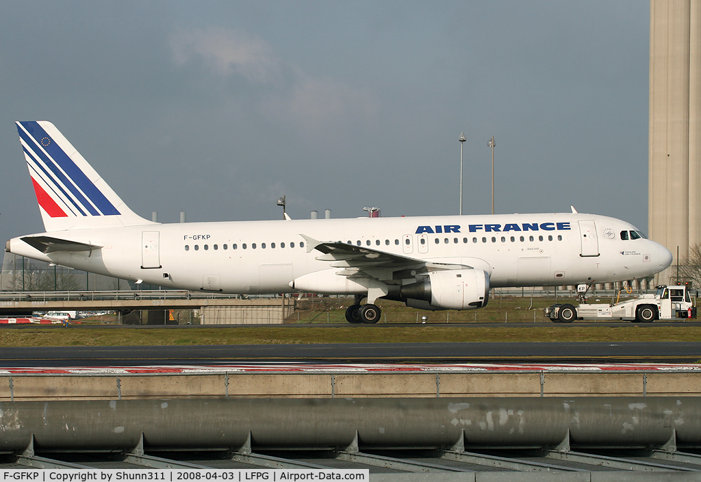 F-GFKP, 1990 Airbus A320-211 C/N 0133, Passing on parallels runways...