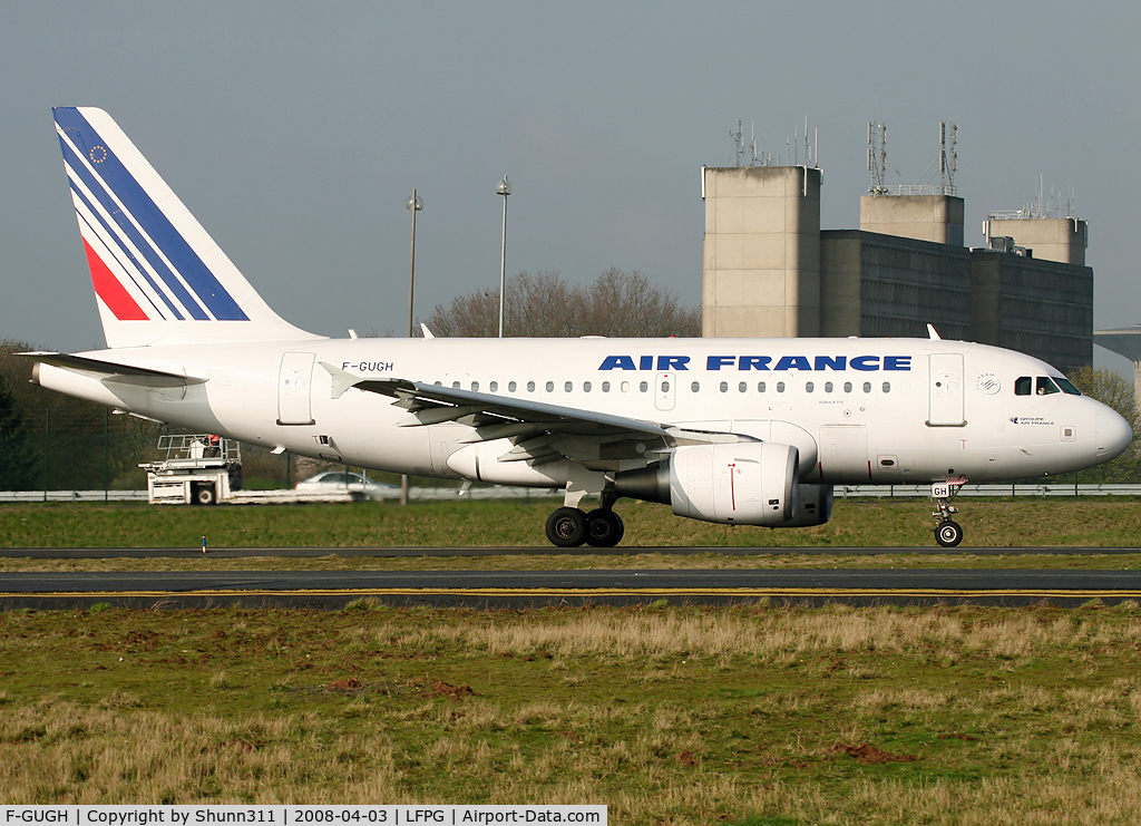 F-GUGH, 2004 Airbus A318-111 C/N 2344, Rolling on the parallels runways...