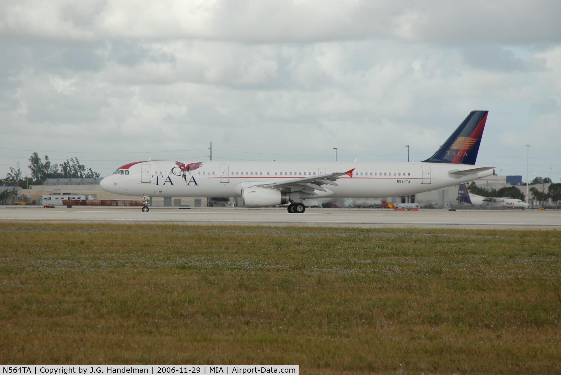 N564TA, 2006 Airbus A321-231 C/N 2862, Taxiing at MIA