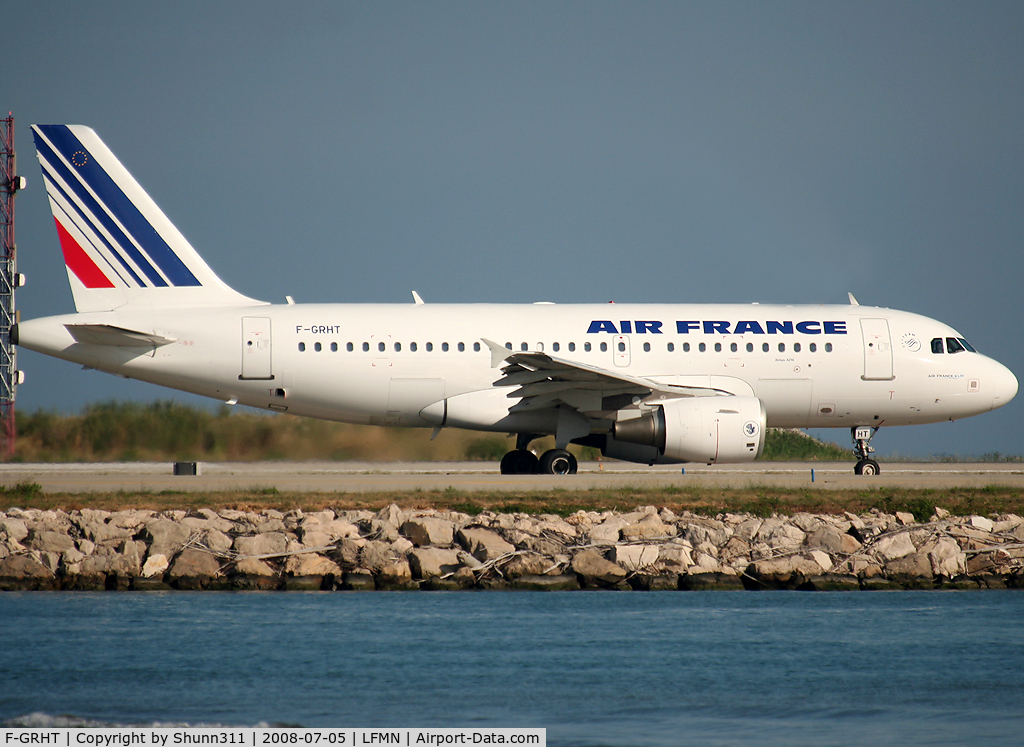 F-GRHT, 2001 Airbus A319-111 C/N 1449, Rolling for departure...