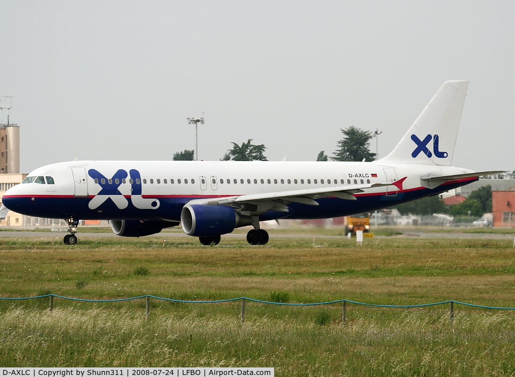 D-AXLC, 2001 Airbus A320-214 C/N 1564, Line up holding point rwy 32R for departure...