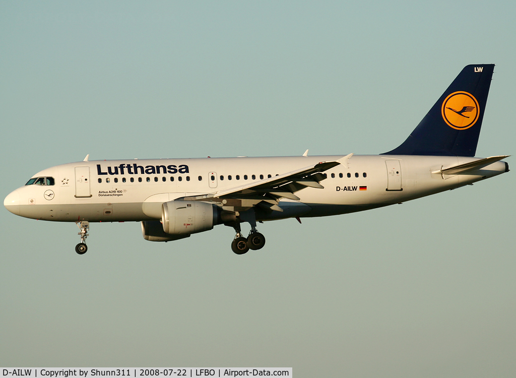 D-AILW, 1998 Airbus A319-114 C/N 853, Landing rwy 32R...
