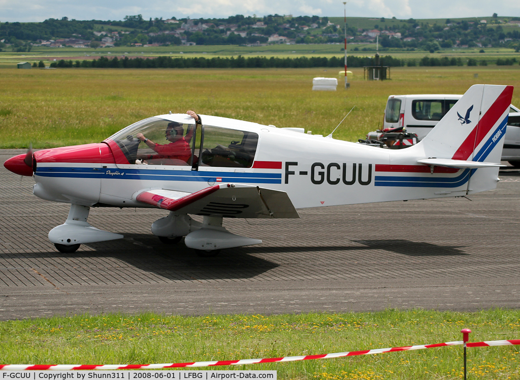 F-GCUU, Robin DR-400-140B Major C/N 1533, Rolling for take off to his home base...