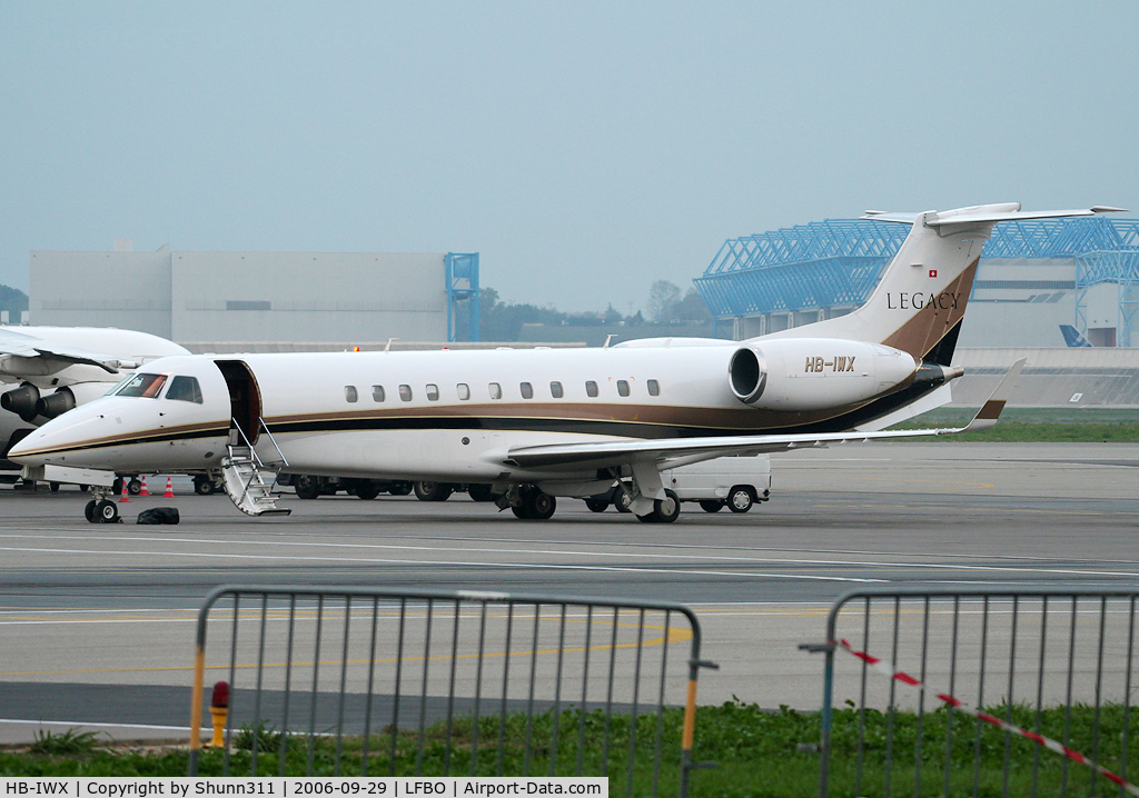 HB-IWX, 2004 Embraer EMB-135BJ Legacy 600 C/N 14500841, Parked in front of the old terminal...
