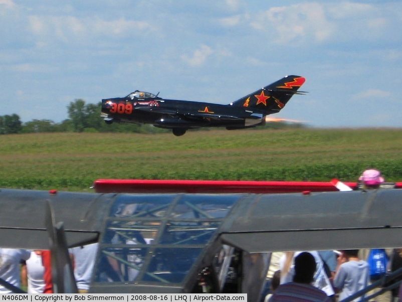 N406DM, 1957 Mikoyan-Gurevich MiG-17T C/N 0613, Performing at the Wings of Victory airshow - Lancaster, Ohio
