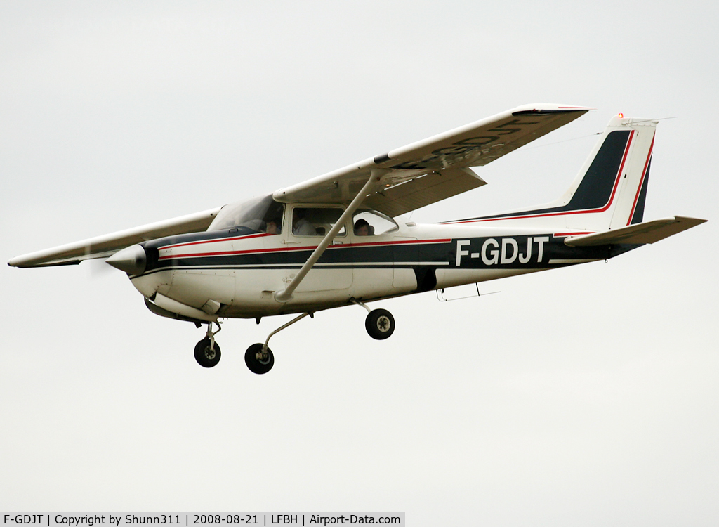F-GDJT, Cessna 172RG Cutlass RG C/N 172RG-1022, Landing rwy 28...