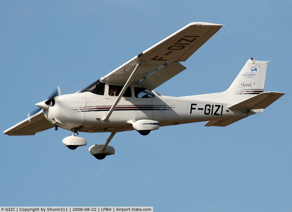 F-GIZI, Cessna 172R C/N 172-80435, Landing rwy 28 with a big hello from the passenger :-)