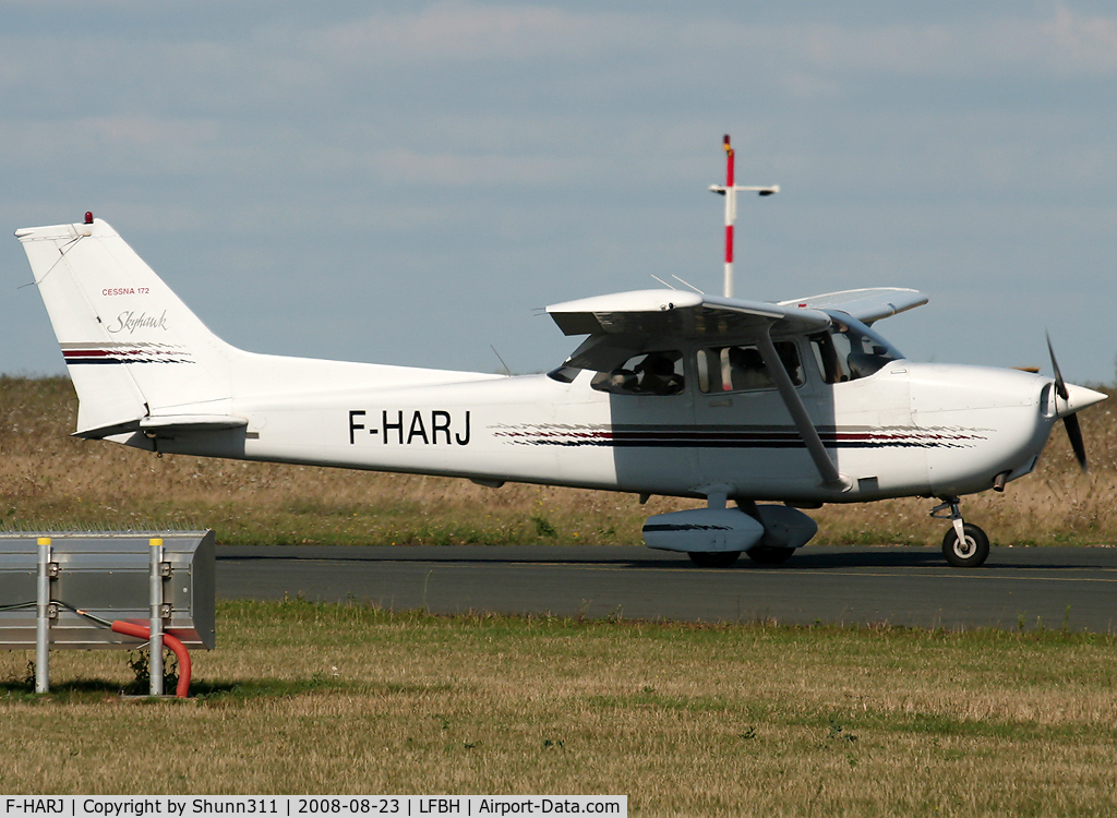 F-HARJ, Cessna 172R C/N 172-80087, Arriving from flight and rolling to the grass for a night stop