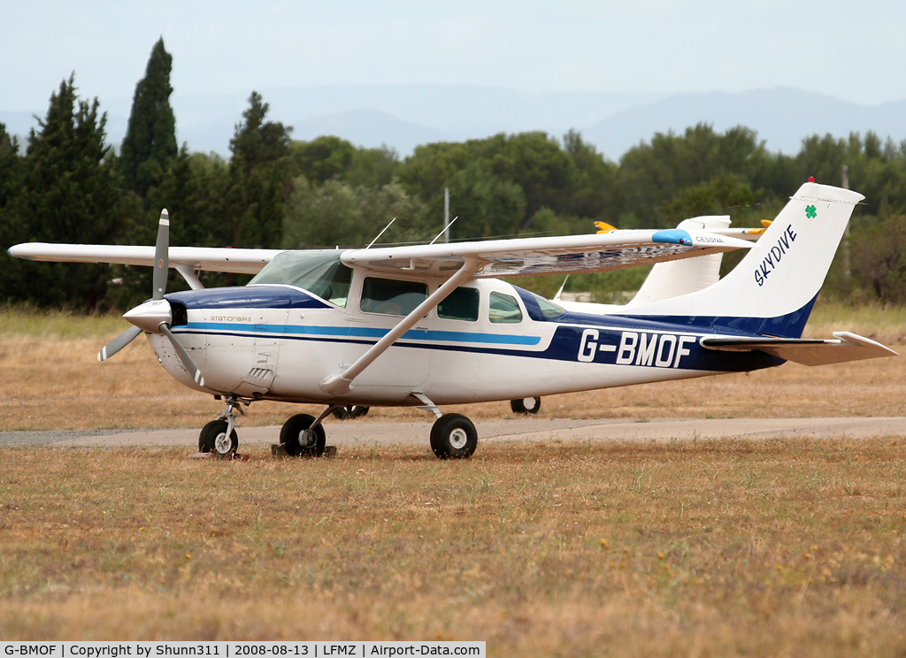 G-BMOF, 1977 Cessna U206G Stationair C/N U206-03658, Waiting a new paratrooping flight...