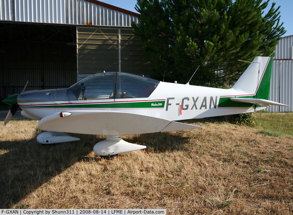 F-GXAN, 1996 Robin HR-200-120B C/N 298, Parked outside private hangar...