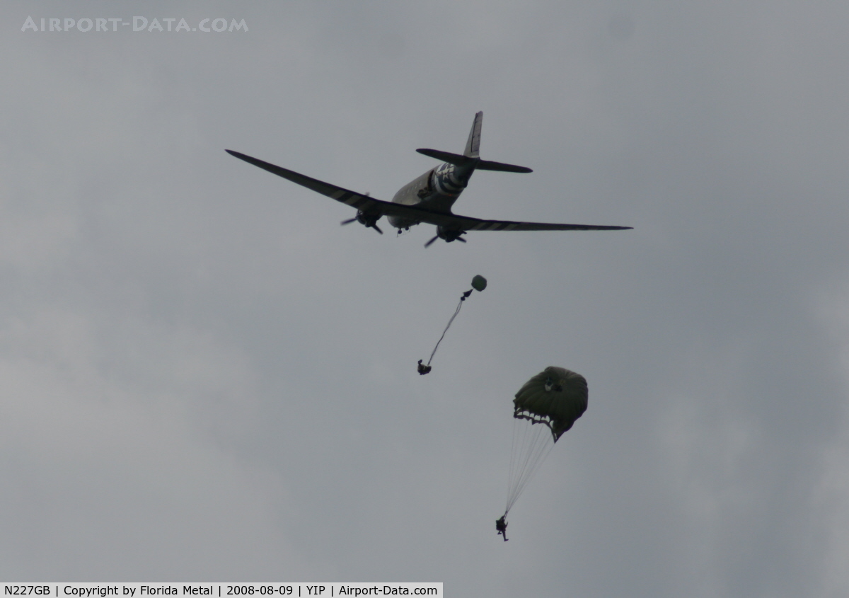 N227GB, 1945 Douglas DC-3C C/N 16597, C-47 ropping parachutes