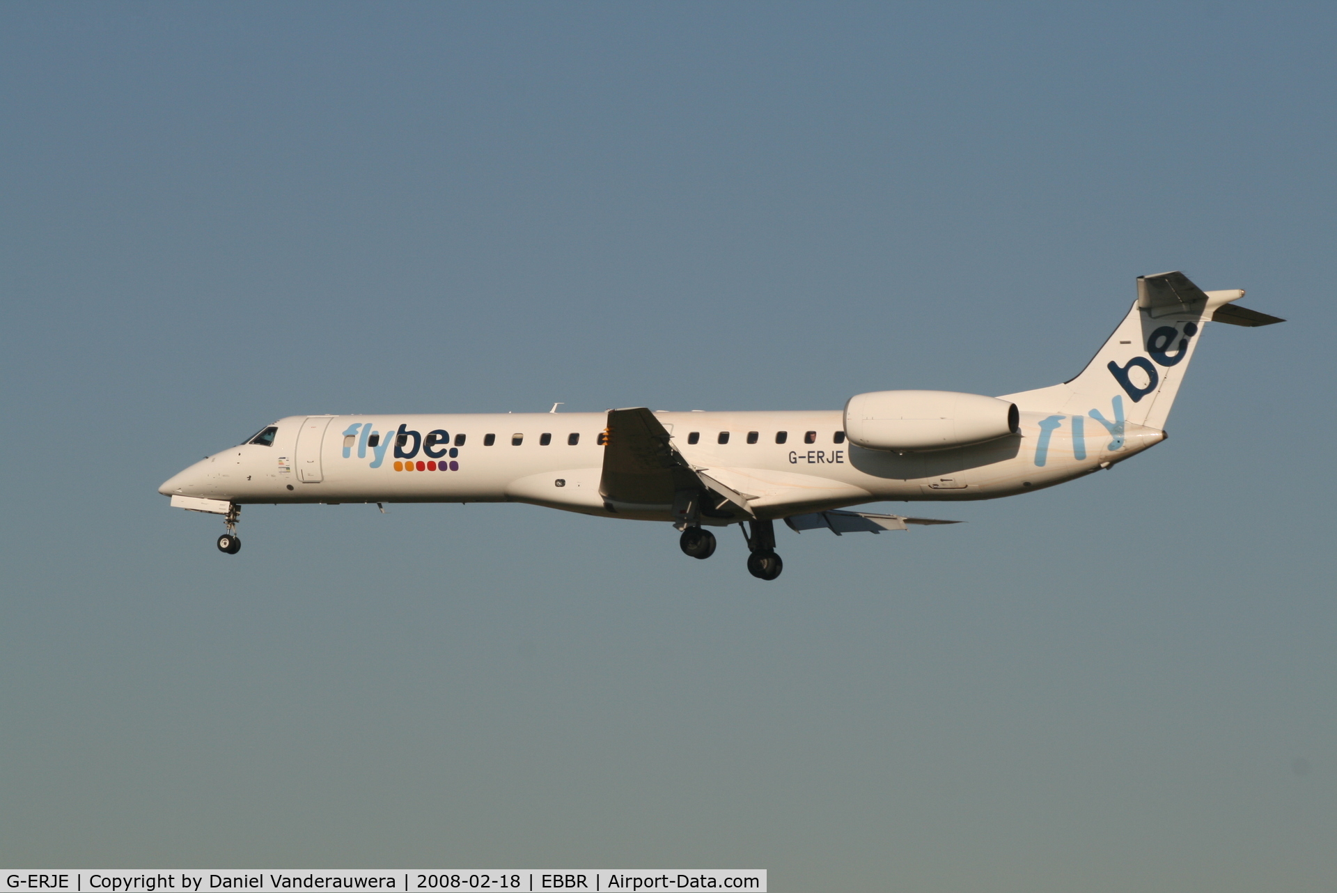 G-ERJE, 2000 Embraer EMB-145EP (ERJ-145EP) C/N 145315, descending to rwy 25L