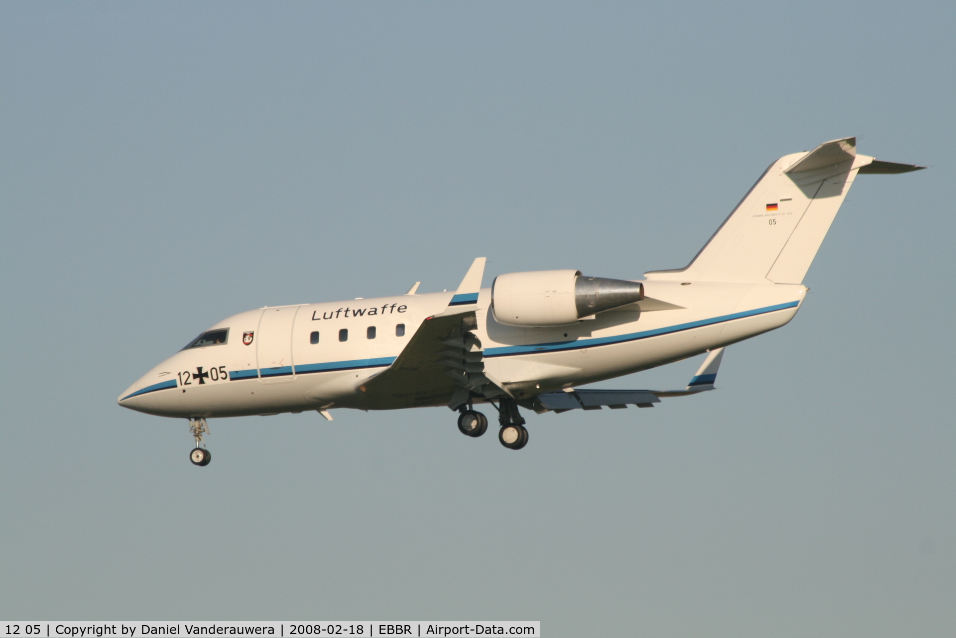 12 05, 1986 Canadair Challenger 601 (CL-600-2A12) C/N 3053, descending to rwy 25L